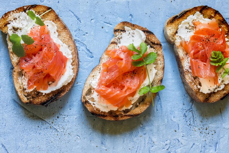 Bruschetta com salmão e cream cheese temperado